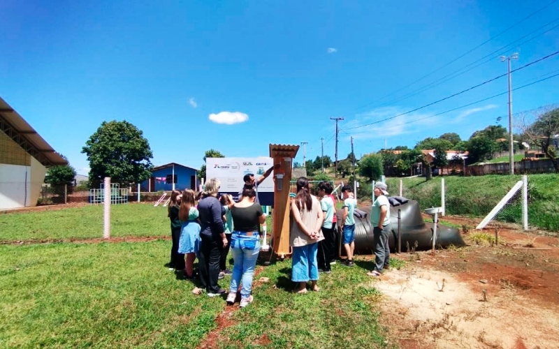 Apresentação sobre Funcionamento de Bio Digestor e Resíduos Sólidos na Escola. 