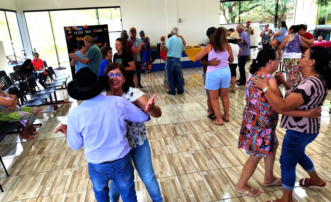 Encontro mensal com Carnaval dos Idosos de Porto Barreiro.