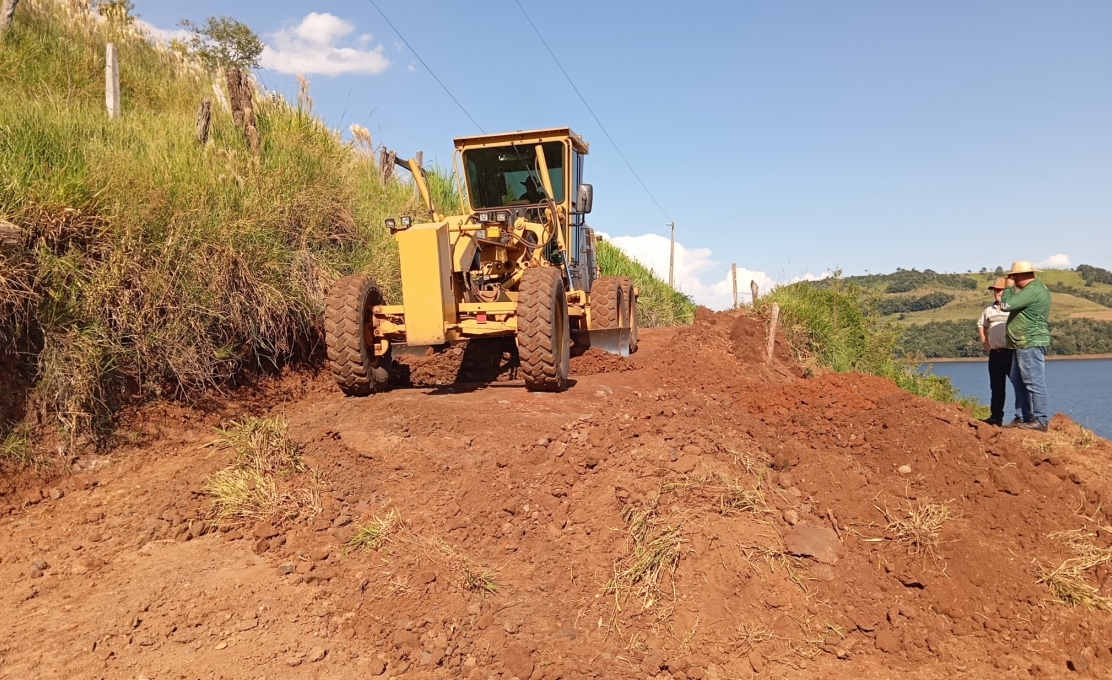 Viação e Obras garante melhorias nas estradas gerais do município.