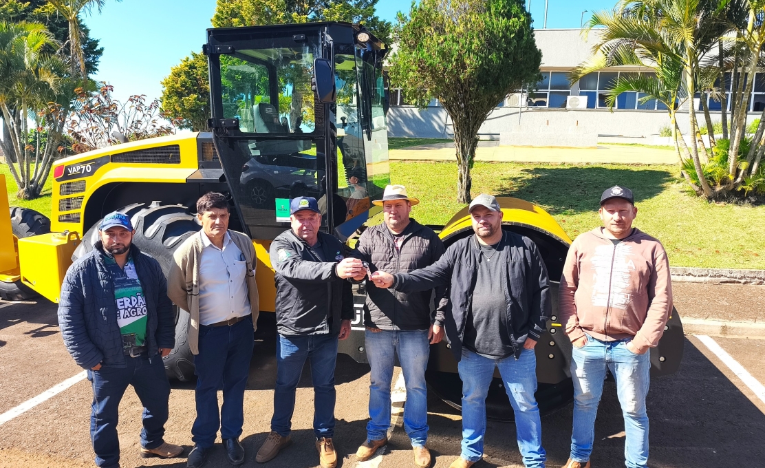 Rolo Compactador é Entregue para Secretaria de Viação e Obras de Porto Barreiro.