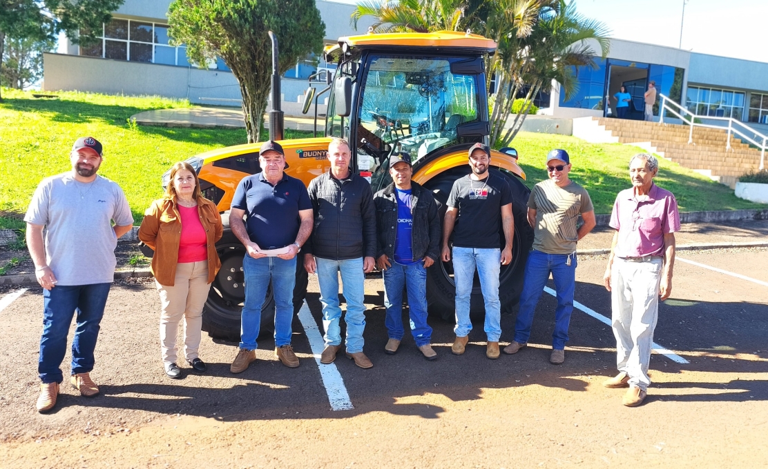 Administração entrega novo trator para Associação Nova Esperança do Guarani do Cavernoso.