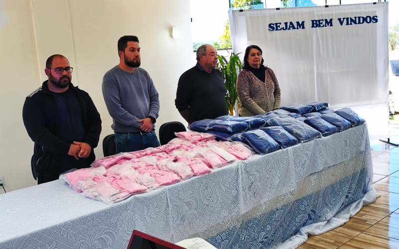 Entrega de Kimonos e Kits de Ballet Para alunos da Oficinas do CRAS.