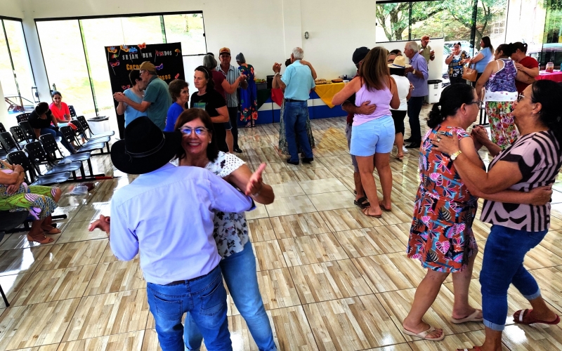 Encontro mensal com Carnaval dos Idosos de Porto Barreiro.