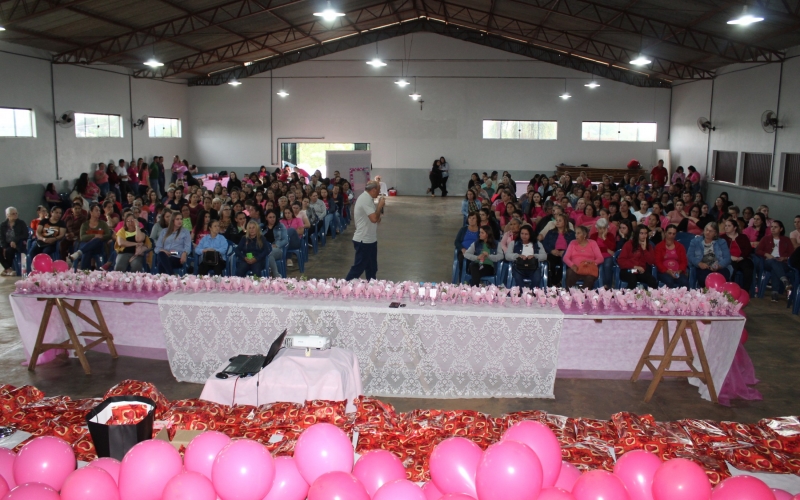 Mulheres lotam o Centro Comunitário no evento Outubro Rosa em Porto Barreiro.